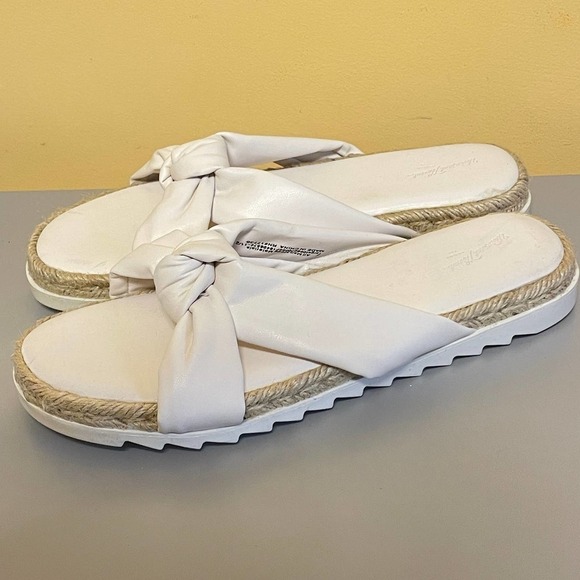 Universal Thread White Sandals - Picture 3 of 6